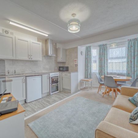 Apartment 7 - 1 Bedroom Sea Front Location - Step Free Access From Rear - Free Parking 페인턴 외부 사진